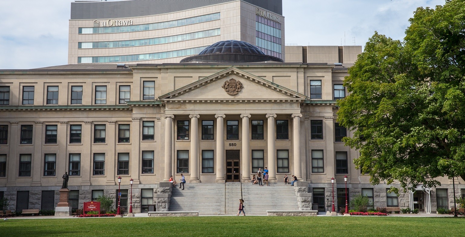 University of Ottawa là trường đại học song ngữ lớn nhất thế giới. 