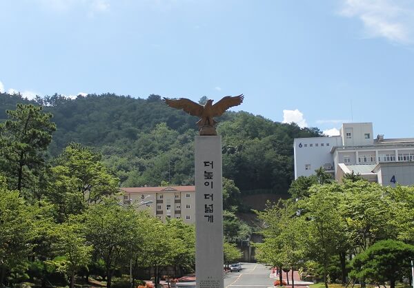 Khuôn viên Đại học Changshin vào mùa hạ