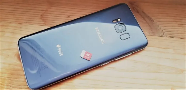 SIM Hàn Quốc của KT Olleh được đặt trên lưng một điện thoại Samsung.